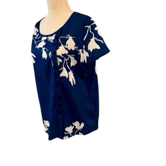 Emery Rose Medium Blue & White Floral short sleeve top - Picture 2 of 7
